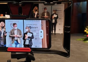 Javier Sierra entrega reconocimiento artístico «Valencia, ciudad del Grial 2020-2021» a la Dra. María Gómez