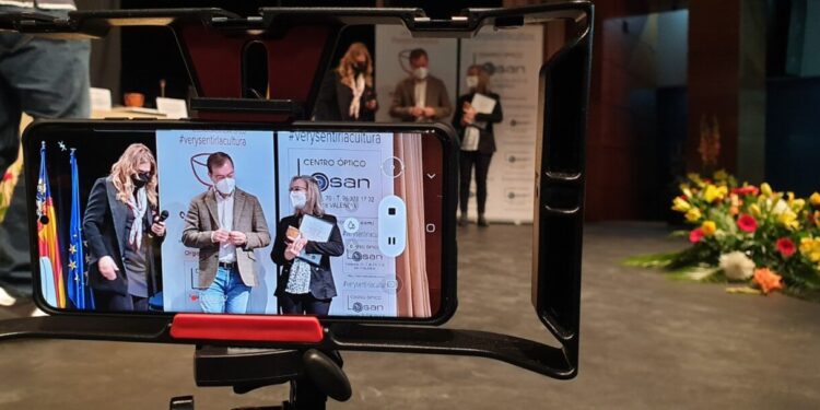 Javier Sierra entrega reconocimiento artístico «Valencia, ciudad del Grial 2020-2021» a la Dra. María Gómez