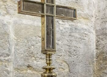 La Catedral de Valencia custodia dos espinas de la Corona de Cristo que se conserva en Notre Dame