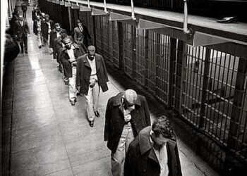 Los últimos presos que abandonan la prisión de Alcatraz