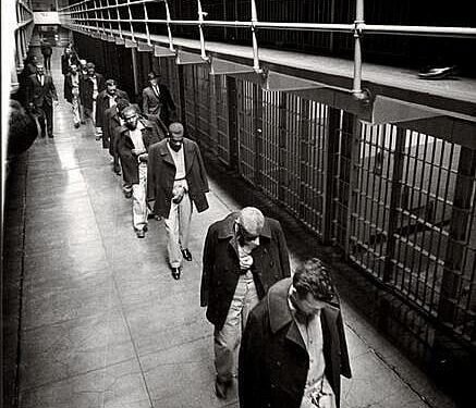 Los últimos presos que abandonan la prisión de Alcatraz