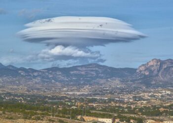 Una extraña nube con forma de ovni sobrevuela el cielo de Alicante