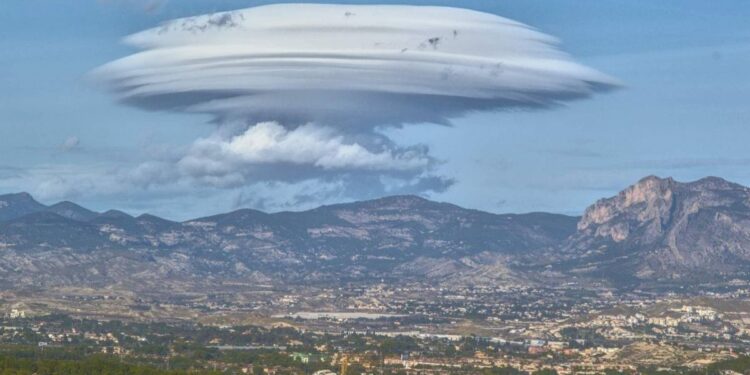 Una extraña nube con forma de ovni sobrevuela el cielo de Alicante