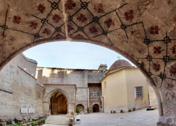 Descubren pinturas murales en los arcos del cementerio medieval de San Juan del Hospital, ocultas desde el siglo XIV