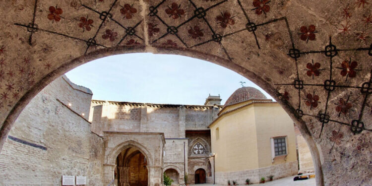 Descubren pinturas murales en los arcos del cementerio medieval de San Juan del Hospital, ocultas desde el siglo XIV