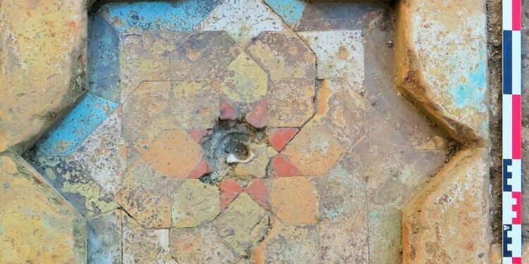 Descubren un patio mudéjar y su fuente en la Bajada de San Miguel, Valencia