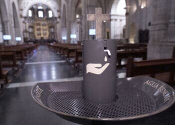 La Catedral de Valencia instala tres dispensadores de agua bendita