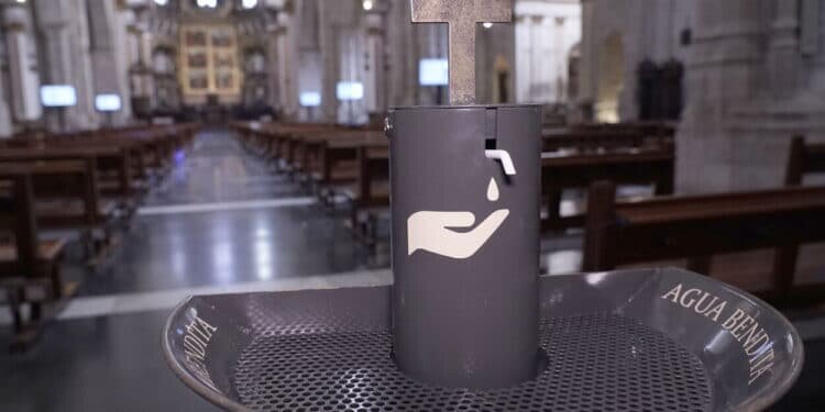 La Catedral de Valencia instala tres dispensadores de agua bendita