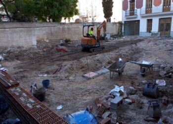 El ayuntamiento comienza los trabajos de adecuación de la parcela del chalé de Aben al Abbar