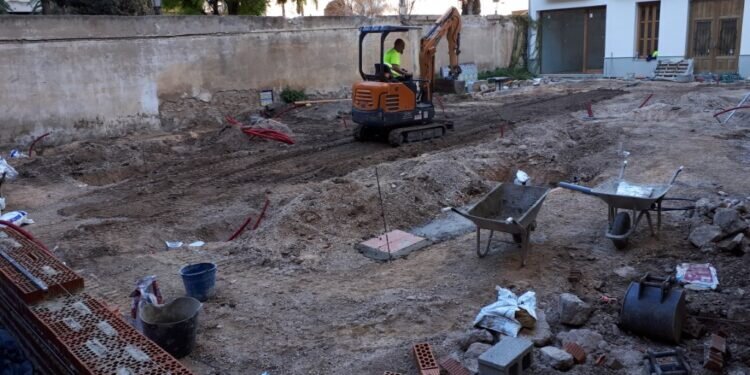 El ayuntamiento comienza los trabajos de adecuación de la parcela del chalé de Aben al Abbar