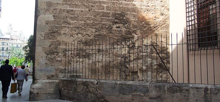El «fosaret dels canonges» o Fossaret un cementerio de feligreses de la Parroquia de San Pedro en la Catedral de Valencia