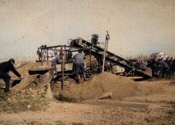La máquina para recolectar chufa que revolucionó la industria horchatera celebra su 50 aniversario