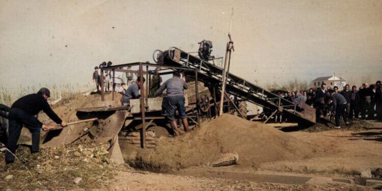 La máquina para recolectar chufa que revolucionó la industria horchatera celebra su 50 aniversario