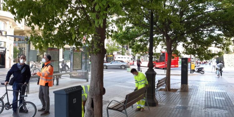 El Ayuntamiento ha trasladado los bancos de la plaza de BrujaS