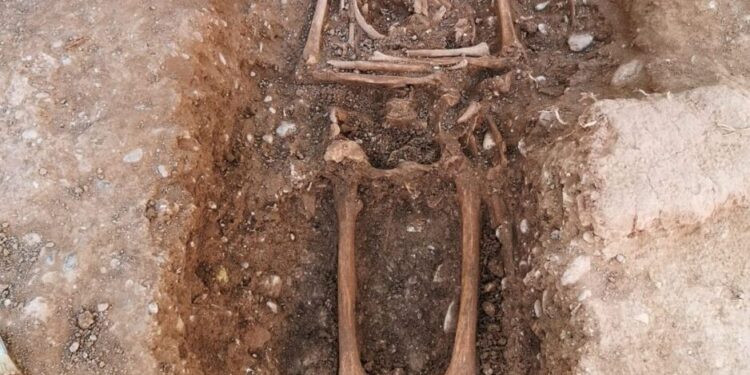La rehabilitación de la muralla islámica del siglo XI saca a la luz un cementerio medieval