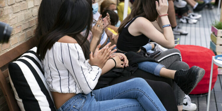 IKEA Valencia y Ricard Camarena crean una terraza multifuncional en Bombas Gens para la Fundació Per Amor a l’Art