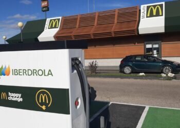 McDonald’s inaugura en Sagunto cargadores de vehículos eléctricos de la mano de Iberdrola