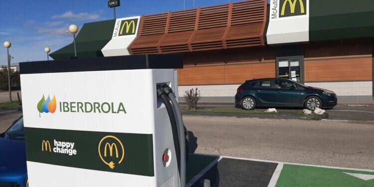 McDonald’s inaugura en Sagunto cargadores de vehículos eléctricos de la mano de Iberdrola