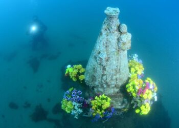 La imagen sumergida de la Virgen de los Desamparados en el puerto de Valencia