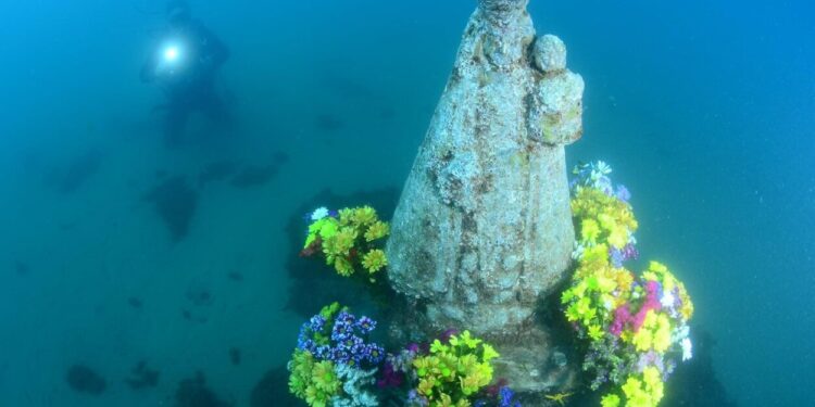 La imagen sumergida de la Virgen de los Desamparados en el puerto de Valencia
