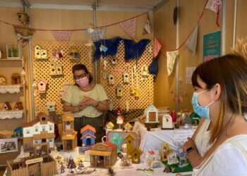 La feria de artesanía de Navidad se ubicará este año en la plaza del ayuntamiento “para mostrar el apoyo al pequeño comercio tradicional”