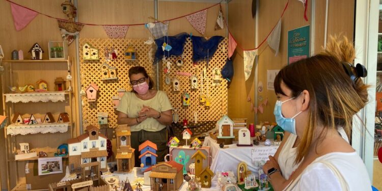 La feria de artesanía de Navidad se ubicará este año en la plaza del ayuntamiento “para mostrar el apoyo al pequeño comercio tradicional”