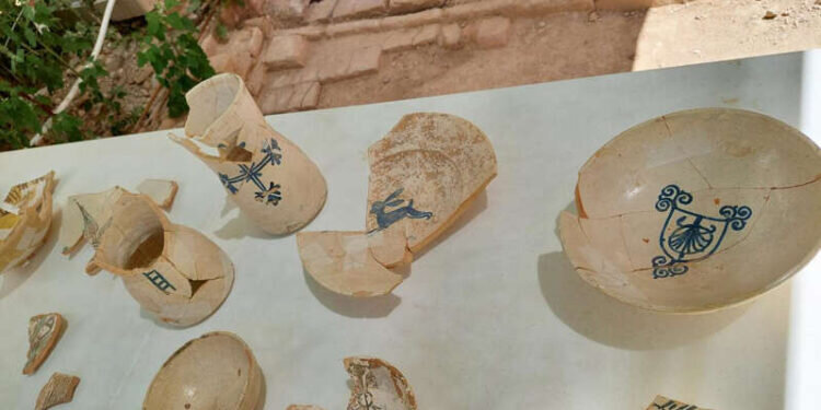 Nuevo hallazgo en la excavación junto a la muralla islámica de València: una vajilla completa del siglo XV