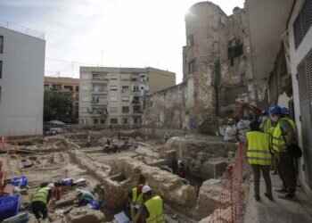Las obras de rehabilitación de la muralla islámica se mantienen durante el mes de agosto