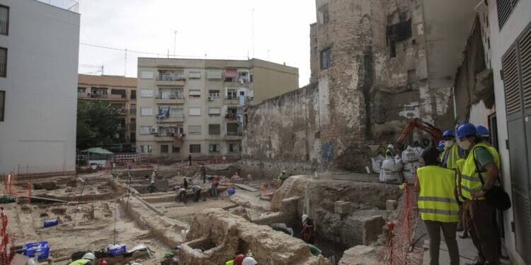 Las obras de rehabilitación de la muralla islámica se mantienen durante el mes de agosto