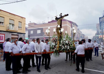 El Palmar honra al Cristo de la Salud con misa solemne y vigilia de oración sin la tradicional romería en barca