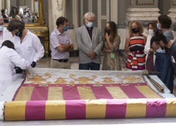 El Ayuntamiento recibe la Real Senyera de 1928 restaurada y proyecta encargar una nueva réplica del original