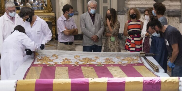 El Ayuntamiento recibe la Real Senyera de 1928 restaurada y proyecta encargar una nueva réplica del original