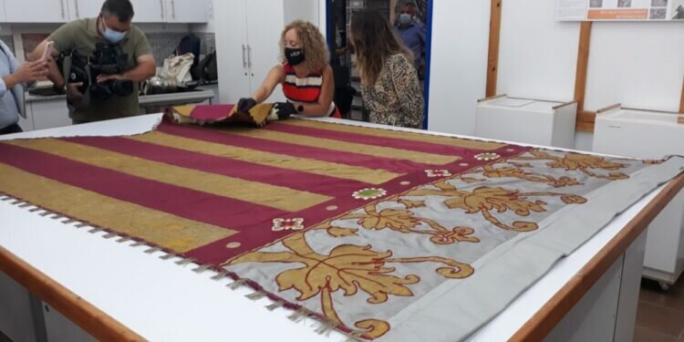 El IVCR+i finaliza la restauración del facsímil de la Reial Senyera para que procesione el 9 d’Octubre