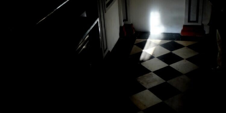 El día en que se filtra el rayo de sol a la cripta de Germana de Foix en el Monasterio de San Miguel de los Reyes