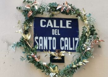 Comienzan las I Jornadas Camino del Santo Grial en Ciutat Vella (1+1=5) con un happening floral