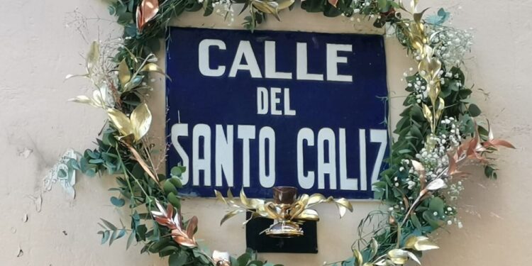 Comienzan las I Jornadas Camino del Santo Grial en Ciutat Vella (1+1=5) con un happening floral