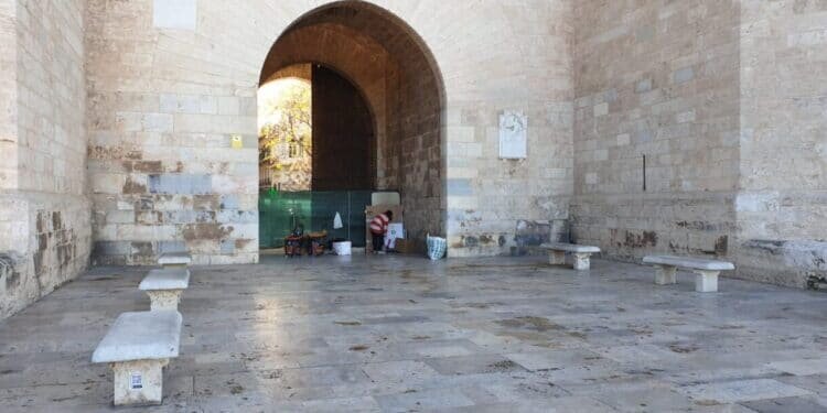 Después de 41 años, el Ayuntamiento restaura la puerta de las Torres de Serranos