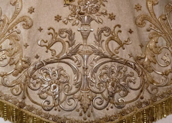 El Museo Mariano expone por primera vez uno de los mantos históricos de la Virgen de los Desamparados de más de cien años de antigüedad