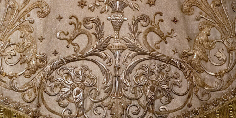 El Museo Mariano expone por primera vez uno de los mantos históricos de la Virgen de los Desamparados de más de cien años de antigüedad