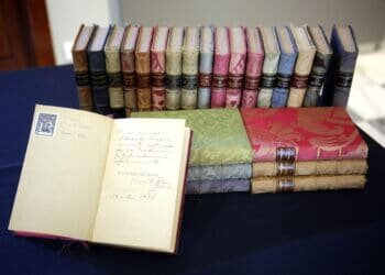 València recibe de Rafael Solaz un lote de obras de Blasco Ibáñez, encuadernadas por el artista sedero que tejió la Senyera del escritor