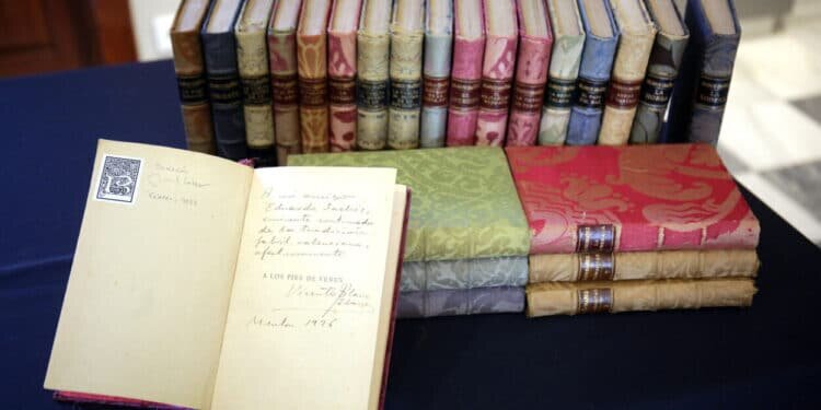 València recibe de Rafael Solaz un lote de obras de Blasco Ibáñez, encuadernadas por el artista sedero que tejió la Senyera del escritor