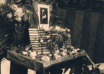 València recibe de Rafael Solaz un lote de obras de Blasco Ibáñez, encuadernadas por el artista sedero que tejió la Senyera del escritor