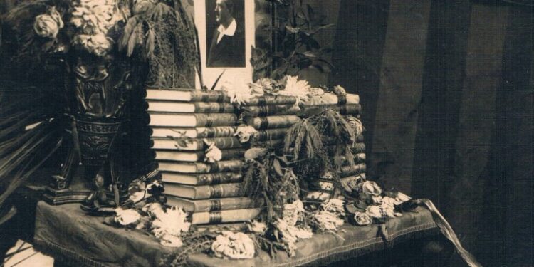 València recibe de Rafael Solaz un lote de obras de Blasco Ibáñez, encuadernadas por el artista sedero que tejió la Senyera del escritor