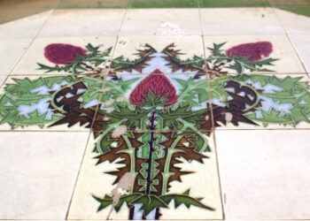 Urbanismo da un paso más para proteger un panel cerámico, que será declarado Bien de Relevancia Local, en el barrio de Russafa