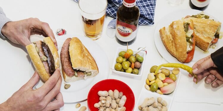 Amstel arranca un movimiento para declarar el 16 de marzo Día Oficial de ‘L’Esmorzà’, un nuevo hito en el calendario fallero