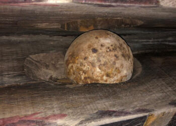 Encuentran dos bolas de cañón escondidas en el yugo de una campana de una parroquia valenciana