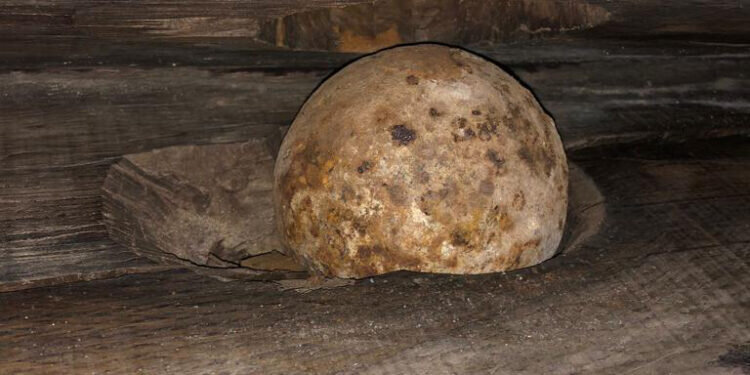 Encuentran dos bolas de cañón escondidas en el yugo de una campana de una parroquia valenciana