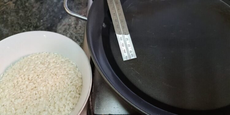 Como calcular la correcta cantidad de caldo o agua que debemos utilizar para que una paella