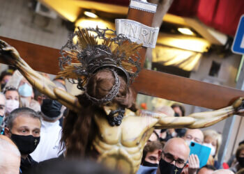 Dos cofradías de la Semana Santa Marinera rezan, a orillas de la playa, por los pescadores y marineros fallecidos en el mar y por los náufragos