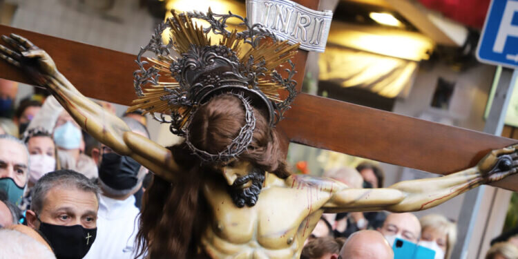 Dos cofradías de la Semana Santa Marinera rezan, a orillas de la playa, por los pescadores y marineros fallecidos en el mar y por los náufragos